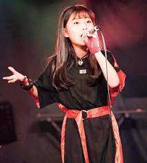 加藤礼愛の歌っている姿