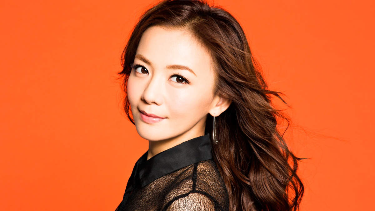 華原朋美の若い頃の歌や経歴は?昔に小室哲哉と破局していたのは本当? 平成を代表する歌姫の華原朋美。近年はバラエティ番組『千鳥の鬼レンチャン』で変わらぬ歌声を披露し、注目を集めています。若い頃は社会現象を巻き起こすほどの人気アーティストでしたが、ブレイクするまでの経歴はあまり知られていません。 そこで今回は、シンデレラガールと呼ばれた華原朋美の若い頃を時系列で解説いたします。 華原朋美のプロフィール https://twitter.com/kahara_tomonews/status/726781172617875456 華原朋美のプロフィールは以下の通りです。 本名 下河原朋美 生年月日 1974年8月17日(50歳) 出生地 東京都江東区 出身地 千葉県浦安市 血液型 O型 4人兄弟の一人娘として生まれた華原朋美は、会社経営をしている裕福な家庭で育ちました。3歳から始めた乗馬は歌手デビューと同時に中断していましたが、2016年のジャパンオープンでブランクを乗り越え優勝を果たしています。 華原朋美の若い頃 華原朋美は、高校3年生の時にスカウトされたことがきっかけで芸能界に入りました。 あまり知られていませんが、華原朋美は現在の名前でブレイクするまでに2回芸名を変えています。今となっては貴重な、歌手デビュー前の華原朋美をご覧ください。 三浦彩香時代 https://twitter.com/ogawamina/status/1612056050898972673 華原朋美が三浦彩香として活動していたのは、1993年から1994年の頃です。当時19歳だった華原朋美は、タレント兼モデルとして活動していました。 1993年からは、テレビ朝日で放送されていたバラエティ番組『さんまのナンでもダービー』にアシスタントとしてレギュラー出演しています。テレビ出演の傍ら、女性ファッション雑誌『CanCan』や『ViVI』ではモデルも務めていました。 遠峯ありさ時代 https://twitter.com/kikimuyayari/status/1792196649609269278 華原朋美が遠峯ありさとして活動していたのは、1994年から1995年の頃です。遠峯ありさ時代は主にグラビアアイドルとして活動。深夜番組に出演することが多く、情報番組『H・I・P』や音楽番組『MEW』に出ていました。 レギュラー出演していた『天使のU・B・U・G』で小室哲哉の目に留まり、歌手デビューを果たしています。 華原朋美時代 https://twitter.com/ayuayu1987/status/1829862526307483685 華原朋美という芸名は、当時既に交際を開始していた音楽プロデューサーの小室哲哉によって名付けられました。芸名には、小室哲哉と同じT・Kというイニシャルで、芸能界で華やかに活躍できるようにという意味が込められているそうです。 その後、1995年9月8日に『keep yourself alive』で歌手デビューを果たしました。 トップアーティストとして活躍 https://twitter.com/globe1979/status/1844733682797494275 小室哲哉の恋人として鮮烈なデビューをした華原朋美は、瞬く間に有名人となりました。デビュー曲の『keep yourself alive』は37万枚を売り上げ、オリコン・シングルチャートで最高8位という記録を残しています。 その後もヒット曲を連発し、代表曲となった『I’m proud』ではミリオンセラーを達成。プロモーションビデオや音楽番組には、小室哲哉と共に出演していました。 https://twitter.com/lovesoul417/status/530750769272594432 社会現象になった朋ちゃんブーム https://twitter.com/v6_033/status/1445781445989965836 90年代はアムラーブームの全盛期でしたが、華原朋美を真似する女性が急増し「カハラー」ブームが巻き起こりました。安室奈美恵の黒ギャルが流行する一方で、華原朋美は白ギャルという新しいジャンルを生んだのです。 また、現在では当たり前に使われている牛丼の「つゆだく」という言葉も、華原朋美が吉野家で注文しているという発言から一気に広まりました。 https://twitter.com/Kahala_DCT/status/1509490497907494916 小室哲哉との破局で休養 https://twitter.com/ruri_EARTH_2020/status/1383090819867963397 華原朋美と小室哲哉の関係は公私ともに順調に見えていましたが、交際は長く続きませんでした。破局の時期や原因はわかっておらず、華原朋美本人も後に「別れ話をすることもなく、そのままフェードアウトしていった」と明かしています。 小室哲哉との破局は精神的ダメージが大きく、1999年以降はメンタルを病んで長期休養に入りました。休養中も度重なる薬物依存から抜け出せず、歌手としてのピークを終えています。 まとめ 今回は、華原朋美の若い頃について解説いたしました。華原朋美は高校3年生の時にスカウトされて芸能界に入っています。デビュー当時は三浦彩香や遠峯ありさという芸名でタレントとして活動していました。 小室哲哉とは歌手デビュー前から交際していましたが、1999年頃に自然消滅。精神的ダメージからメンタルを病んでしまい、2012年頃まで精神安定剤や睡眠薬による薬物中毒で休養を繰り返していました。