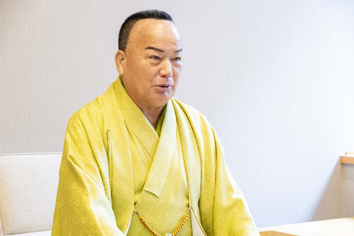 細川たかしの若い頃の活躍は?髪型が独特で前髪がない理由についても